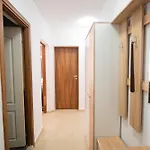 Spacious 2bd - Walk To Center And Free Parking By Flat Mаnager 아파트